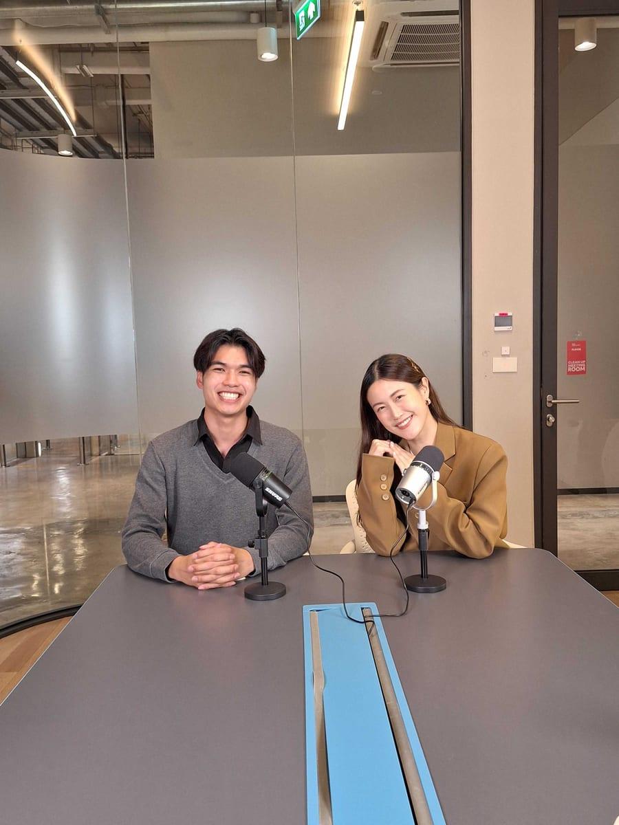 ผมกับผู้ร่วมรายการยิ้มอยู่หลังไมโครโฟนก่อนเริ่มบันทึกรายการ