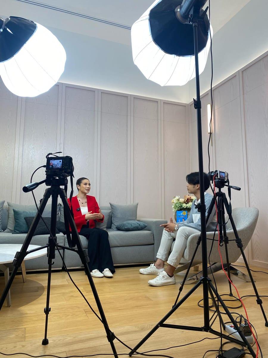 เบื้องหลังการสัมภาษณ์ ผมนั่งคุยกับแขกท่ามกลางไฟและกล้องถ่ายทำ